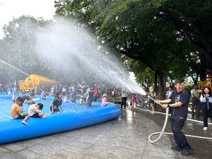大里潑水節親子同樂 歡笑聲不斷
