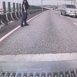 女子手機放車頂於國道掉落緊張報警清水警方火速救回