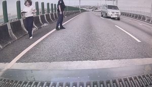 女子手機放車頂於國道掉落緊張報警清水警方火速救回