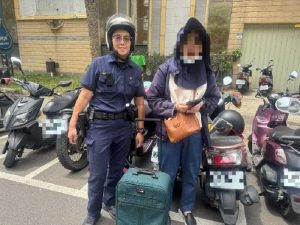 婦人拖行李箱尋機車未果 凱旋警細心協助尋回愛車