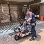 婦人迷惘牽車求助 警化身推車俠暖心護送
