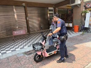 婦人迷惘牽車求助 警化身推車俠暖心護送