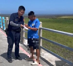 巴威颱風來襲清水警方勸離觀浪遊客