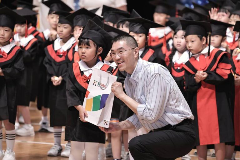 幼兒園聯合畢典 謝國樑獻上祝福