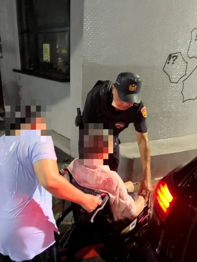 暴雨中不願回家 凱旋警護送平安返回