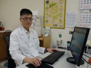 胃裡長石頭 大林慈濟醫師可樂溶石免開刀