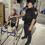 深夜回診迷了路 暖警陪伴平安返家