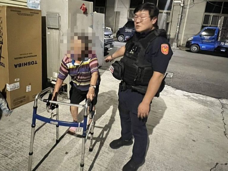 深夜回診迷了路 暖警陪伴平安返家