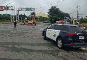 清水警方於颱風來襲時忙於維護交通安全