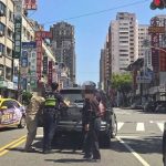 烈日下伸援手 暖警合力推車解危機