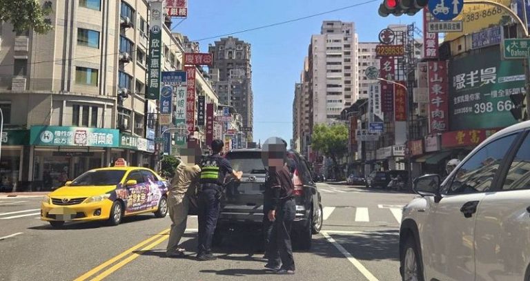 烈日下伸援手 暖警合力推車解危機