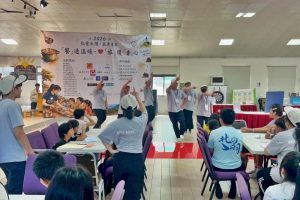 弘光科大師生環台義煮  涼拌牛肉米線、南洋叻沙驚豔育幼院童味蕾