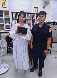 粗心未拉妥背包拉鍊 三多警助女子尋回化妝包