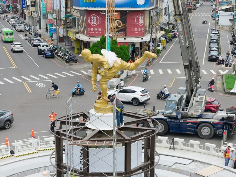 KANO王牌投手雕像 重返噴水圓環