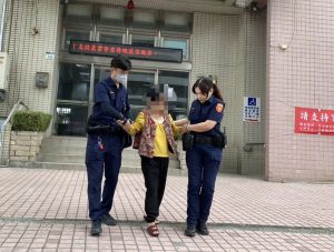 老婦返家迷途 鼎金暖警護送平安返家