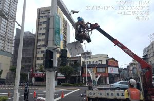苓雅興中路牌遭強風吹落 道工處收回