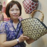 外埔國中舉辦拓點編織班 婦女長輩編織色彩繽紛的藝術提籃