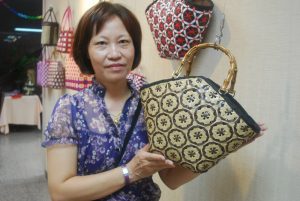 外埔國中舉辦拓點編織班 婦女長輩編織色彩繽紛的藝術提籃