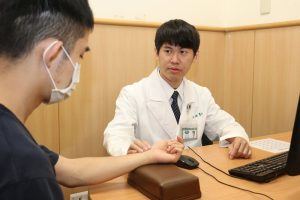 當背俞穴遇上交感神經鏈：三伏貼臟腑調理的科學密碼