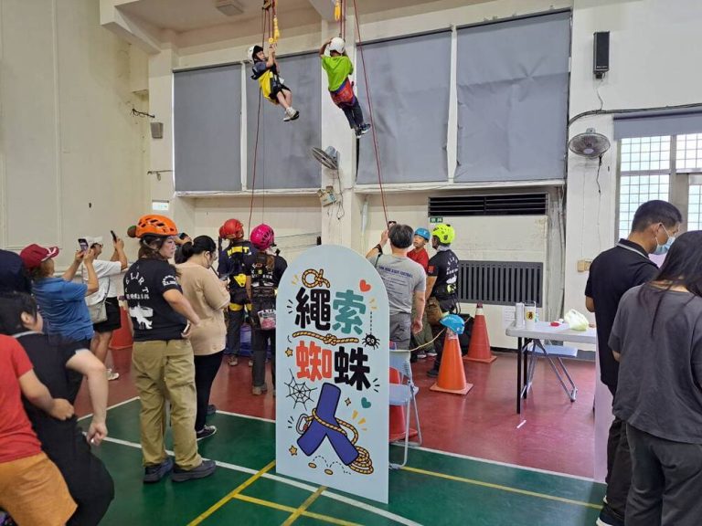 暑期消防體驗營 攜手闖關學防災