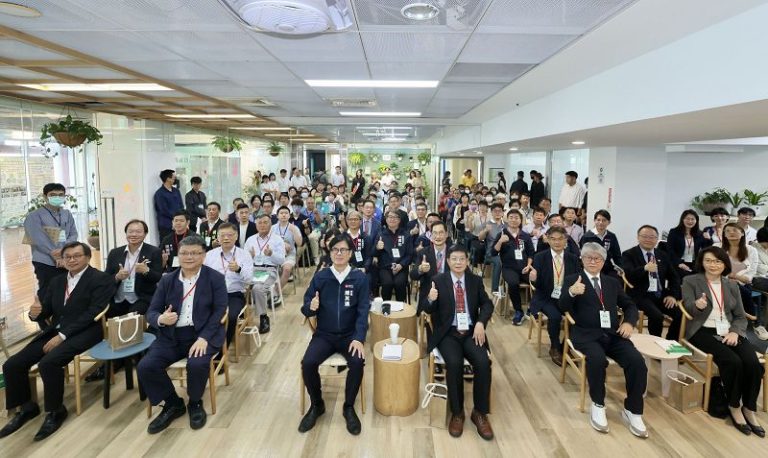 高雄市碳權計畫暨碳資產實踐論壇 陳其邁了解轉型過程問題