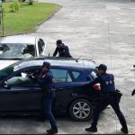 雄警辦毒駕攔檢勤務安全訓練 民間捐30部廢棄車實戰破窗