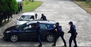 雄警辦毒駕攔檢勤務安全訓練 民間捐30部廢棄車實戰破窗