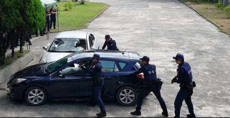 雄警辦毒駕攔檢勤務安全訓練 民間捐30部廢棄車實戰破窗