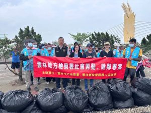 雲檢攜手社區淨溪護環境 社勞公益服務同步宣導防詐與反賄選