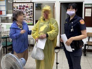 風雨中守護返家路 暖警助迷途翁平安團聚