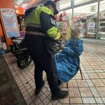 騎士路倒驚險一瞬 警消接力救援化解危機