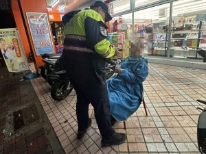 騎士路倒驚險一瞬 警消接力救援化解危機