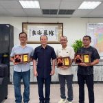 鳳警長頒獎感謝榮退同仁為維護治安辛勞付出