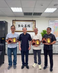 鳳警長頒獎感謝榮退同仁為維護治安辛勞付出