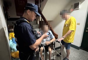 翁忘帶鑰匙深夜受困 潭子警持續敲門助返家