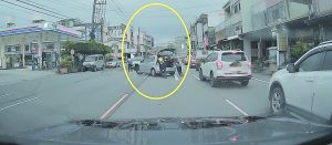 轎車卡左轉道動彈不得 神岡警民挺身化危機