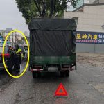 駕駛突不適暫停車就醫 警冒雨移車恢復車流