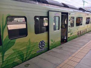 台鐵城鄉尋味號彩繪列車首航亮相