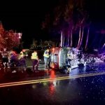 颱風天酒駕自撞翻車 破壞車體才拉出受困2人送醫