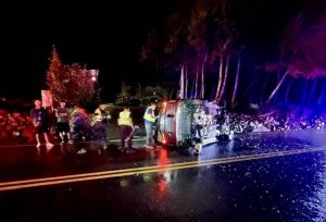 颱風天酒駕自撞翻車 破壞車體才拉出受困2人送醫