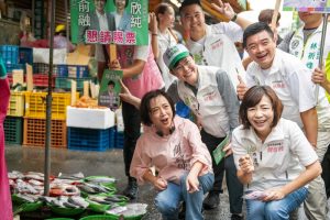 何欣純水湳市場拜票 向攤商提承諾