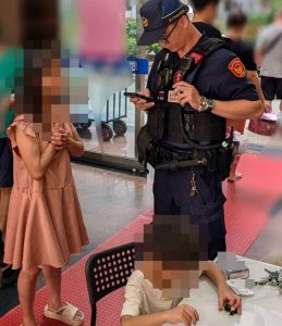 男童外出迷途 頭家警暖心助平安返家
