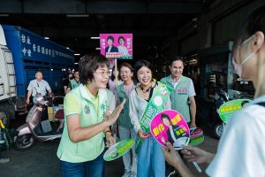 以行動陪伴基層 陳素月挺農友及親子家庭