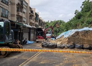 小港松富街擋土牆倒塌 市府啟動緊急應變