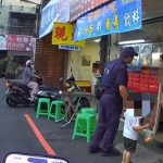 趁母忙家務溜出門 豐原警牽小手沿街尋親化解驚魂