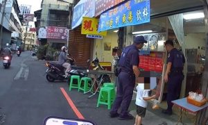 趁母忙家務溜出門 豐原警牽小手沿街尋親化解驚魂