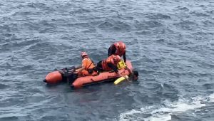 望幽谷海域驚傳民眾溺水 海巡頂風浪馳援救起