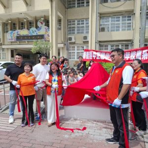 銅雕捐贈揭幕 慶梧棲中正國小70週年