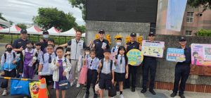 「水壺大禮」驚喜迎接開學日！分局長閻百川親率警力護童