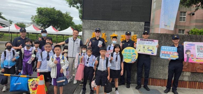 「水壺大禮」驚喜迎接開學日！分局長閻百川親率警力護童